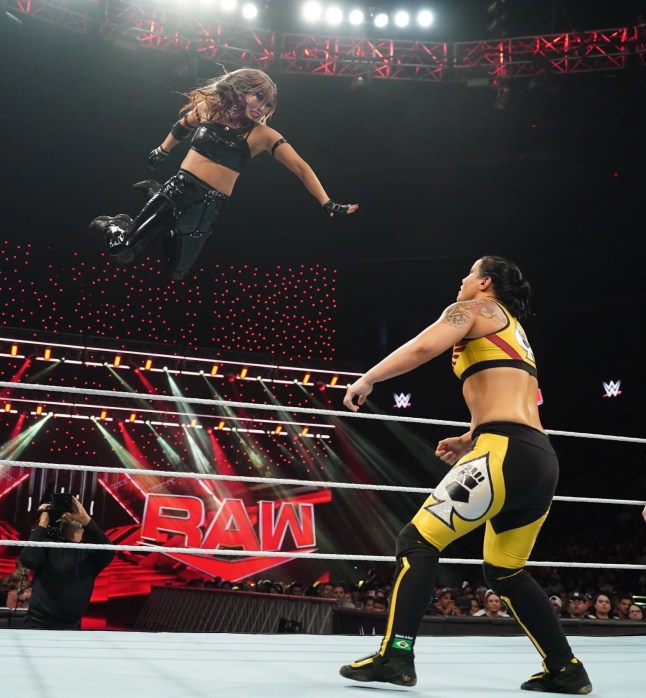 AUSTIN, Texas - 12. August: Kairi Sane setzt Shayna Baszler am Montagabend im Moody Center am 12. August 2024 in Austin, Texas, im Visier. (Foto von WWE/Getty Images)